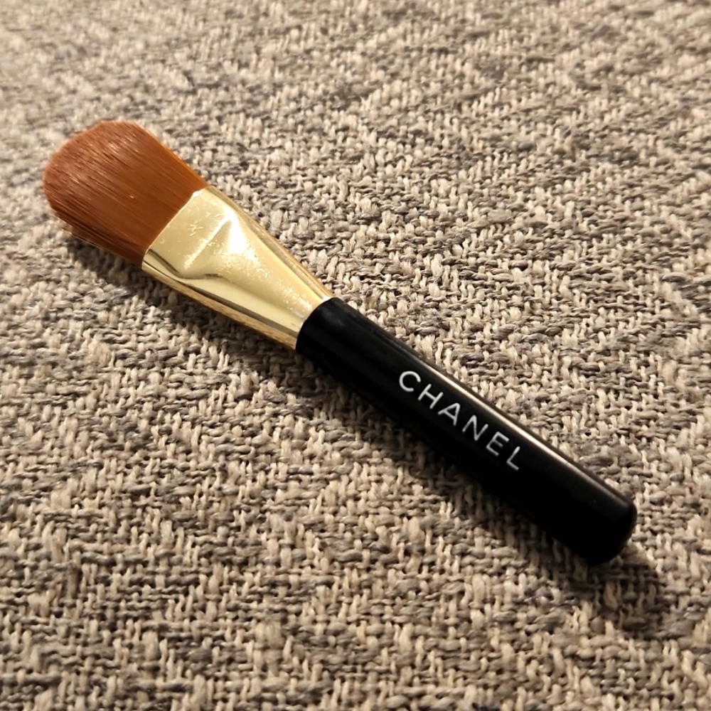 NWOT CHANEL Foundation Brush - Travel Size